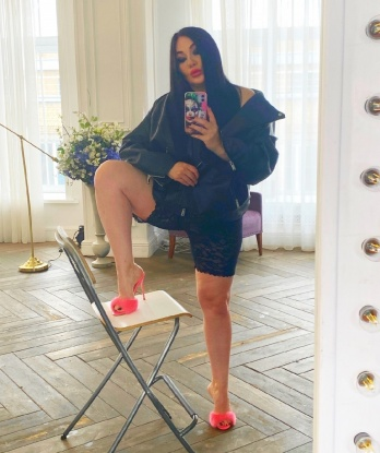 Моя нежная кожа и опытные руки обещают тебе неповторимое удовольствие. 👄
Я мастер эротического массажа, готовая погрузить тебя в мир самых сокровенных фантазий. Мои услуги превращают обычное свидание в незабываемую встречу, наполненную страстью и развратом. 🌟
✨ Мои возможности бесконечны. Я исполню все тайные желания, фетиши и эротические сценарии, которые только представляешь. В моих медовых объятиях ты откроешь для себя новые грани наслаждения.
Отзывы моих довольных клиентов говорят сами за себя. Я предлагаю дискретность, качество и настоящий интимный опыт, которого ты давно ждал. 💋
Ознакомься со мной на фото и позвони мне, чтобы я рассказала тебе больше о себе. Встречи проходят в уютной и безопасной атмосфере моей роскошной квартиры в Москве. Жду тебя, мой горячий коврик! 🔥 Саша